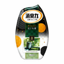 ST Shoushuuriki Жидкий дезодорант – ароматизатор для комнат c ароматом древесного угля и сандалового дерева 400мл 
